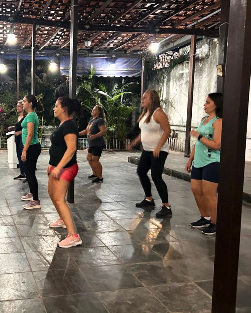 Grupo dançando junto numa aula aberta da Casa Amarela