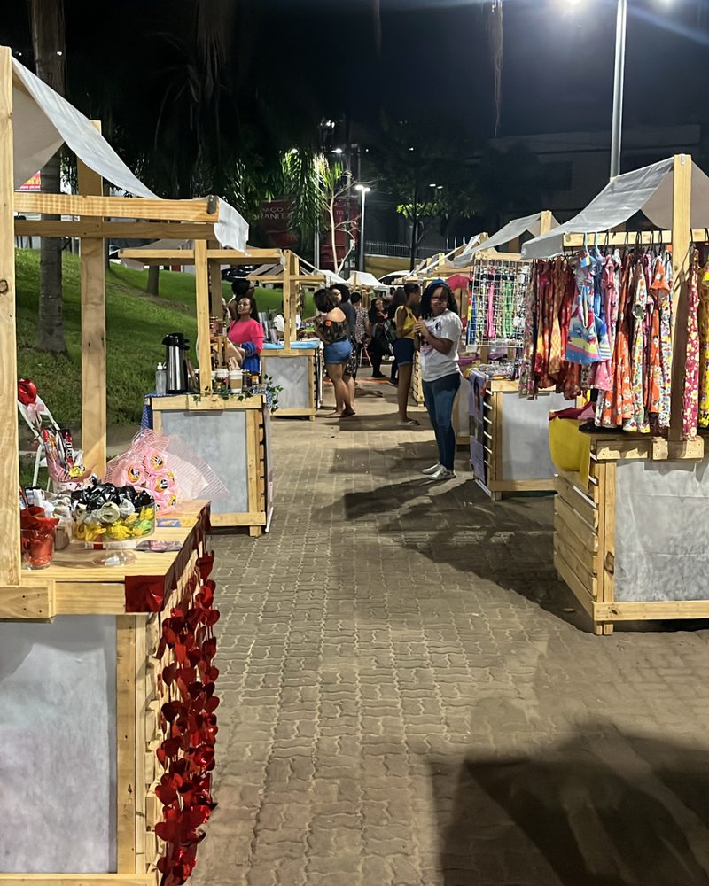 Barracas iluminadas da feira de empreendedoras à noite