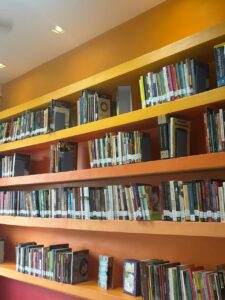 Estantes cheias de livros na biblioteca