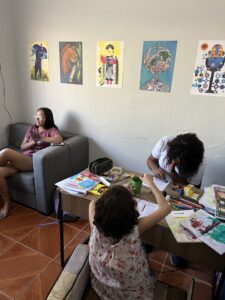 Crianças lendo e desenhando na sala da biblioteca